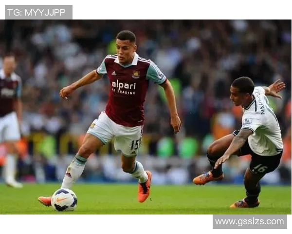 本子上记录的足球明星故事与他们的辉煌成就与人生轨迹